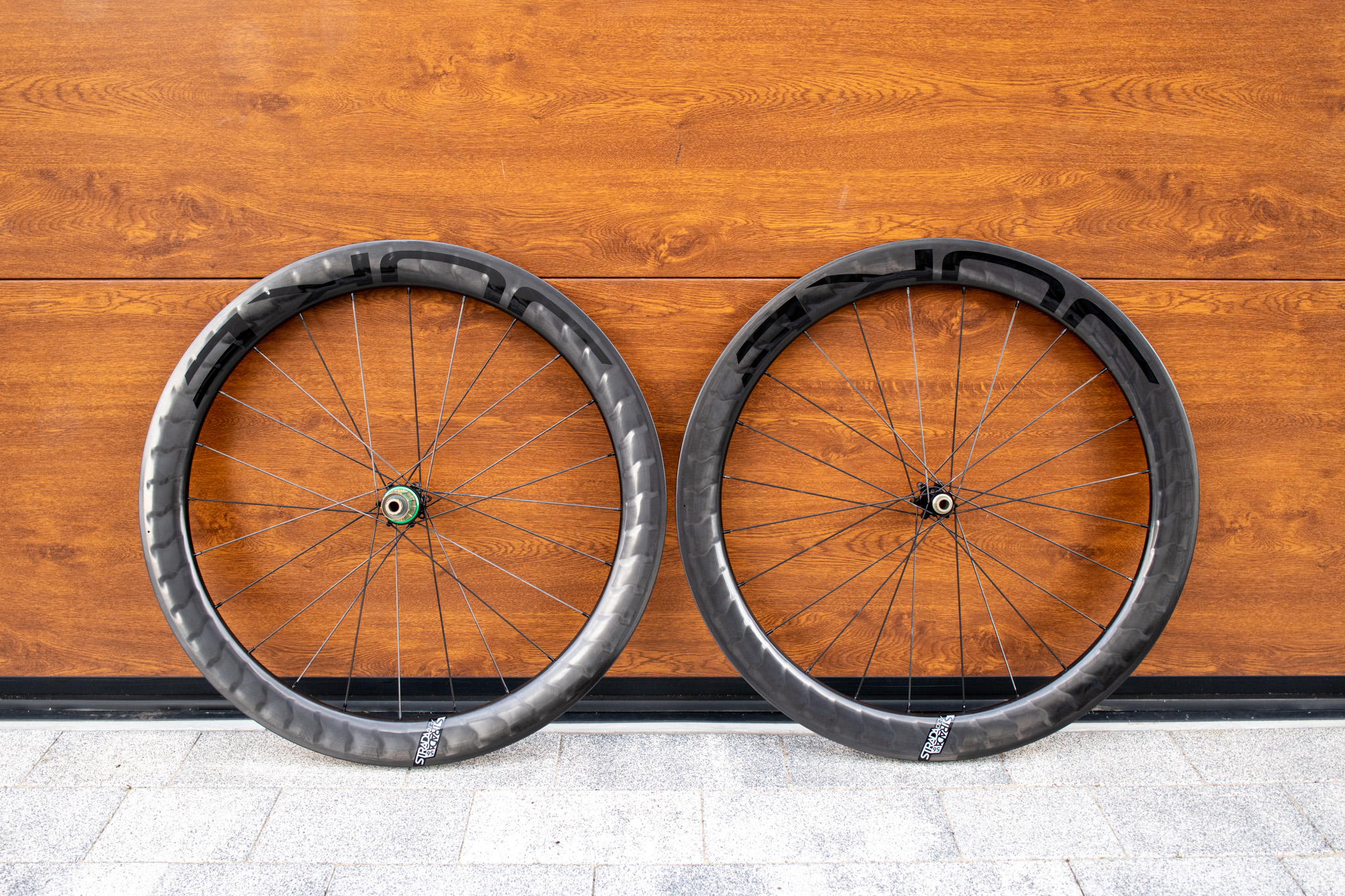 Ultralekkie karbonowe koła aero Duke Strada AEra 56 zbudowane w warsztacie CarbonOne